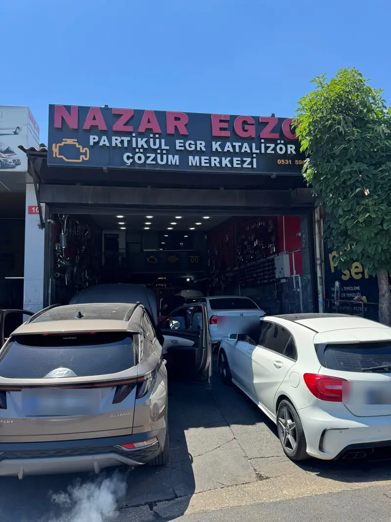Nazar Egzoz önünde işlem bekleyen araçlar