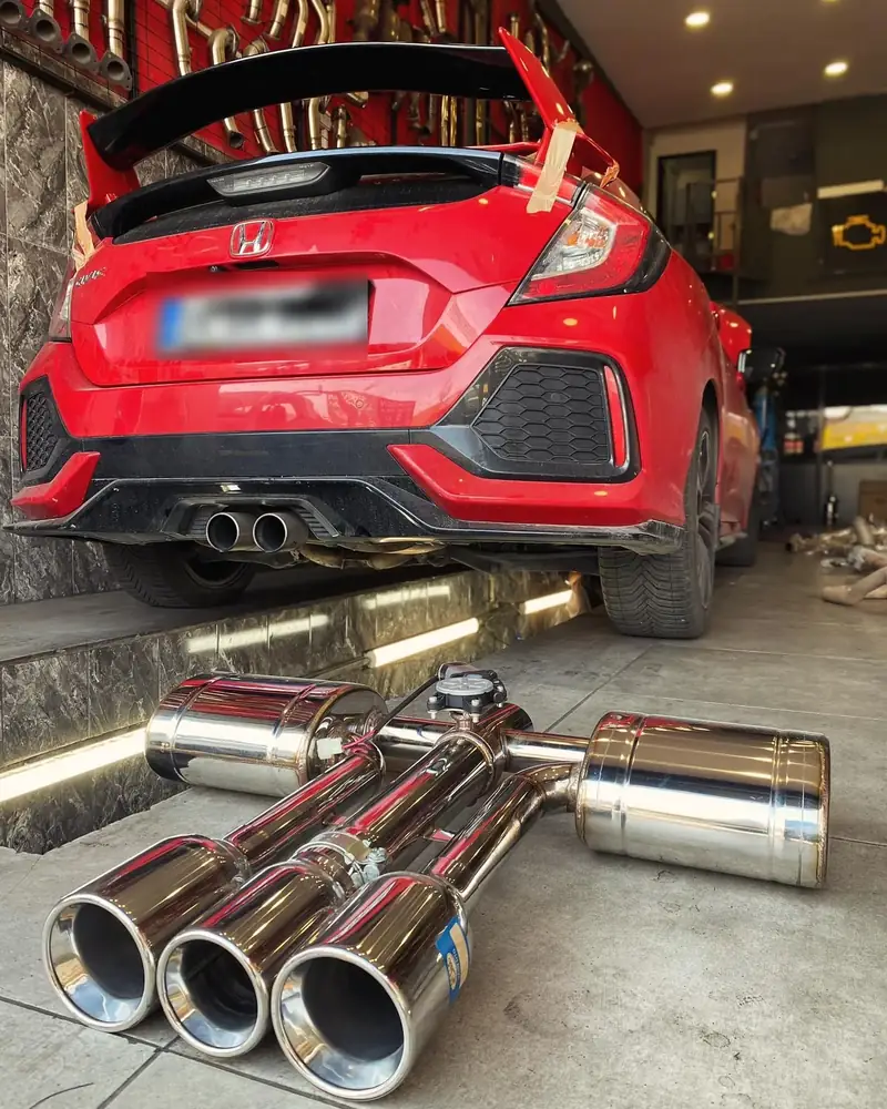 Honda Civic için hazırlanmış üç çıkışlı paslanmaz egzoz